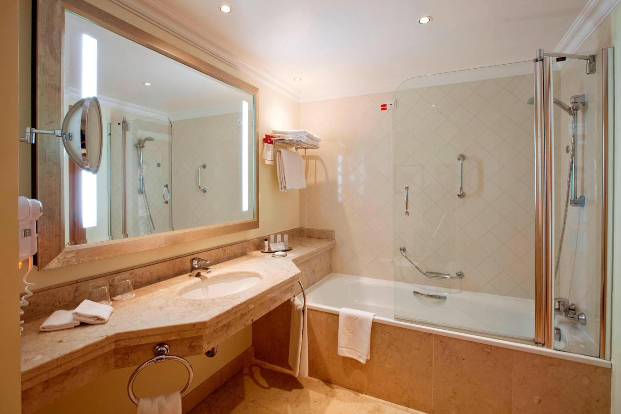 Quarto Duplo com 2 Camas de Casal e Vista Frontal do Oceano Premium